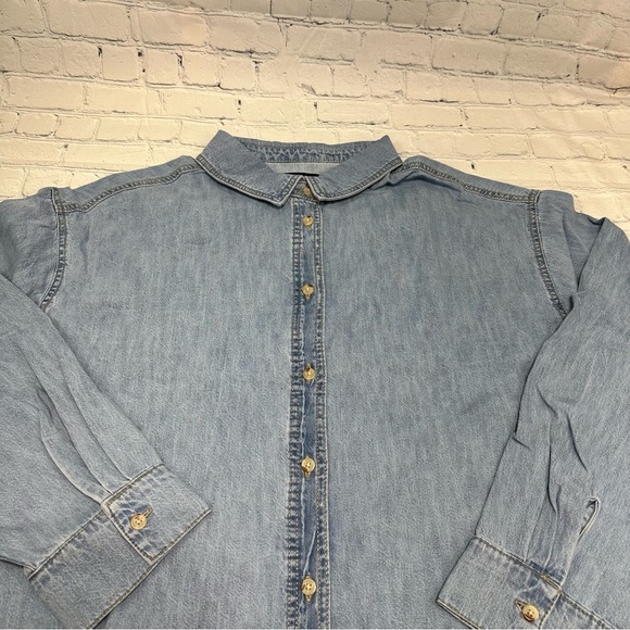 ASOS DESIGN Curve minimal denim shirt in lightwash blue - Picture 8 of 13